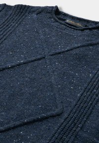 Marineblauer Wollpullover mit strukturierten diagonalen und vertikalen Zopfmuster-Akzenten und geripptem Rundhalsausschnitt.