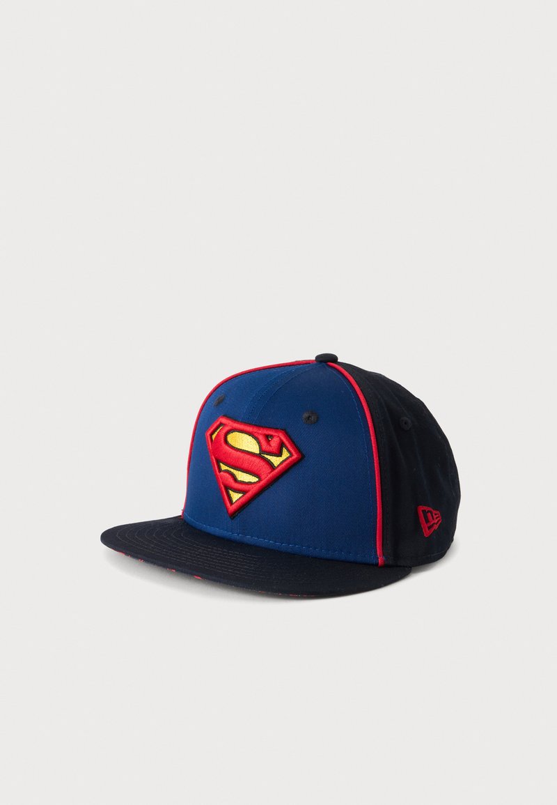 Μπλε και μαύρο σκουφάκι snapback με κόκκινο περίγραμμα και μεγάλο κεντημένο κόκκινο και κίτρινο λογότυπο Superman στο μπροστινό πάνελ.