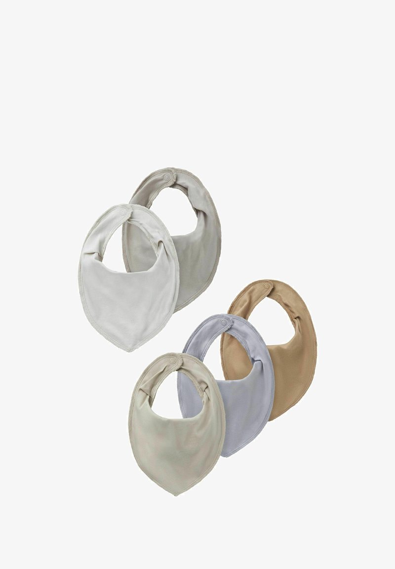 Set aus vier Baumwoll-Lätzchen in sanften Farben: Hellgrau, Beige, Creme und Blassblau. Jedes hat eine abgerundete Form und einen Druckknopfverschluss.