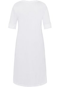 Valkoinen puuvillayömekko lyhyillä hihoilla, jossa on pitsikirjailu hihoissa ja kaula-aukossa, virtaava muotoilu ja polvipituinen leikkaus.