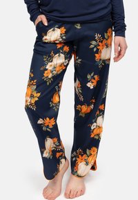 Bloemige pyjamabroek met een marineblauwe achtergrond, voorzien van oranje pompoenen en bloemen. Gemaakt van zachte stof met een relaxte pasvorm en omslagaccenten.