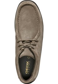 Zapato Geox Respira; material de ante taupe, puntera redonda, costuras en contraste, diseño con cordones y suela negra con logo en la plantilla.