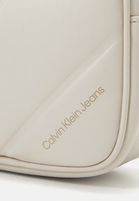 Calvin Klein Jeans QUILTED CAMERABAG - Borsa a tracolla - eggshell
