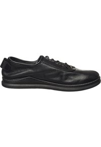Schwarzer perforierter Lederschuh mit schlankem Design, flacher Sohle, Schnürsenkeln und einer hinteren Lasche für einfaches Anziehen. Glatte Textur über die gesamte Fläche.