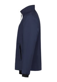 Marineblauwe jas met een hoge kraag, ritssluiting en zijzakken; heeft elastische manchetten en een gladde, matte textuur.