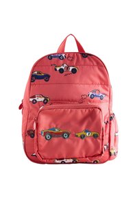 Sac à dos en nylon rouge avec imprimé voiture, présentant une texture matelassée, une poche zippée à l'avant et une poignée supérieure pour un transport facile.