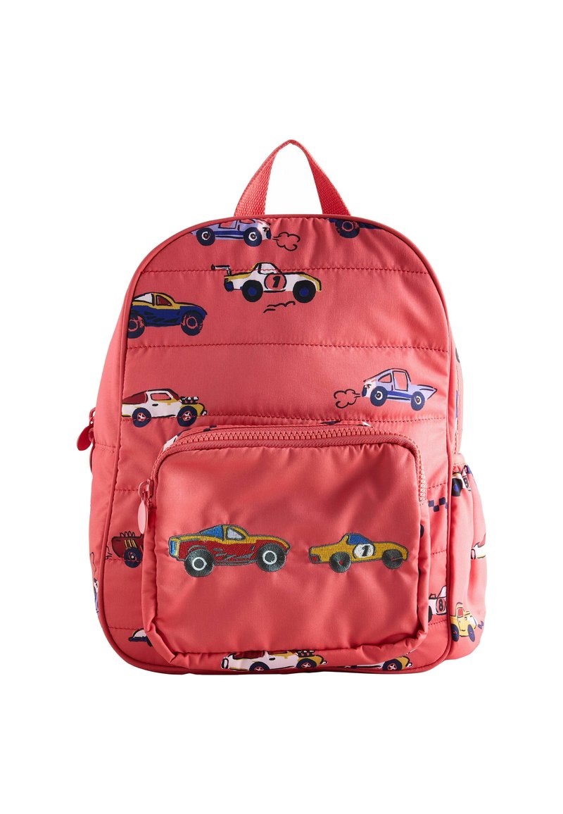 Sac à dos en nylon rouge avec imprimé voiture, présentant une texture matelassée, une poche zippée à l'avant et une poignée supérieure pour un transport facile.