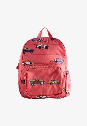 Zaino rosso per bambini con stampe colorate di auto da corsa e una tasca frontale con zip su sfondo bianco.