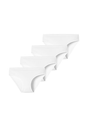 Cztery proste białe majtki bikini ułożone w przesuniętym szeregu na białym tle.
