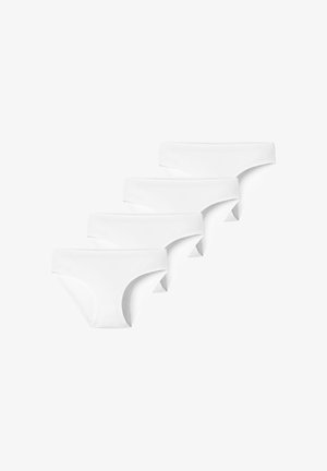 Quatre culottes blanches simples de style bikini disposées en rangée décalée sur fond blanc.