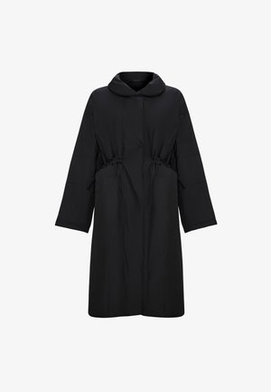 Manteau rembourré noir avec col montant, manches longues, cordon de serrage à la taille et poches latérales. Texture lisse et design minimaliste.