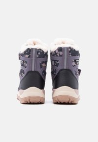 Scarponcini da trekking viola e neri con motivo floreale, imbottitura bianca soffice, chiusure regolabili e suole in gomma testurizzata.