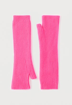 Guantes sin dedos de punto acanalado rosa, textura suave, diseño largo, con una sección abierta para los dedos y un puño ajustado en la parte superior.