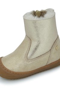 Stivaletti alla caviglia metallici dorati con un morbido rivestimento in pelliccia, dettagli di cucitura leggeri e una suola in gomma testurizzata. Presenta un piccolo logo sul lato.