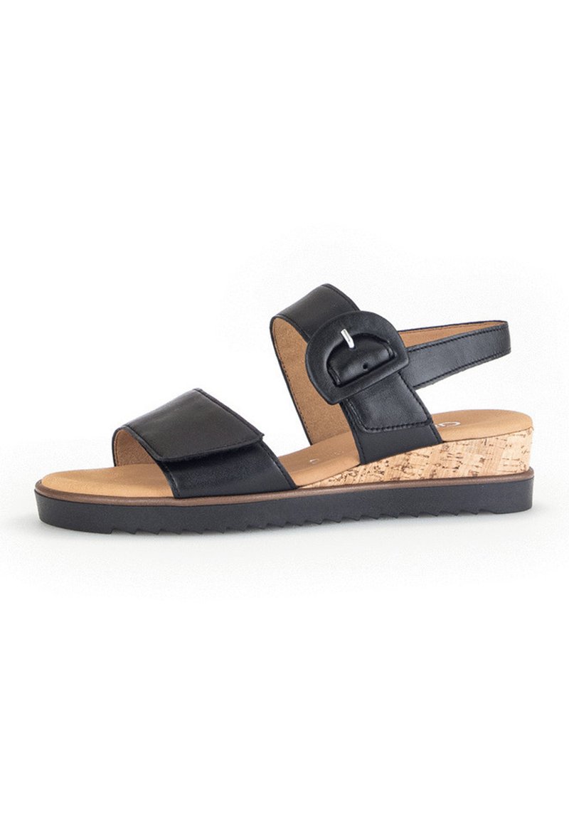 Sandal in pelle nera con due larghe cinghie, fibbia regolabile e tacco in sughero. Punta liscia e suola testurizzata.
