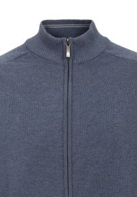Maglione zip-up blu navy con colletto alto, texture a coste e zip argentata. Logo piccolo sul lato sinistro del petto, tessuto a maglia.