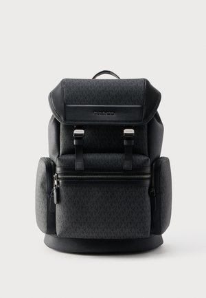 Čierny batoh Michael Kors s viacerými zipsovými a prackovými vreckami, s textúrovaným vzorom a horným držadlom na jednofarebnom pozadí.