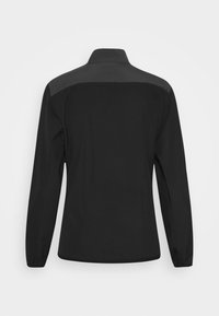 Zwarte jas met kraag, lange mouwen en een gladde textuur. De schouders hebben een contrasterend materiaalontwerp.