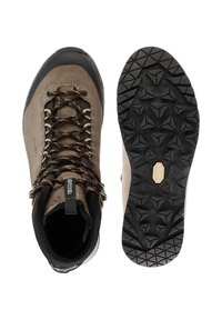 Scarpone da arrampicata in suede marrone con cappuccio in gomma nera e suola di trazione a motivo. Presenta lacci marroni e occhielli rinforzati.