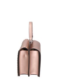 Borsa in satin rosa con un design strutturato, caratterizzata da borchie dorate e argentate su un lato e una finitura liscia e lucida.