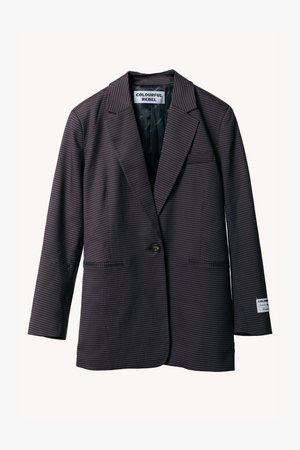 Blazer a cuadros oscuros con solapas de pico, cierre de un botón y bolsillos frontales. La tela proporciona una textura suave. Etiqueta de marca en la manga.