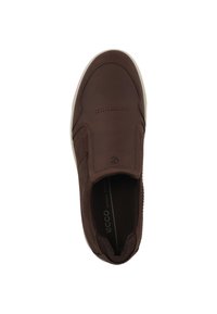 Bruine leren instapschoen met minimale stiksels, ronde neus en witte rubberen zool. Beschikt over een gladde textuur en een subtiel logo.