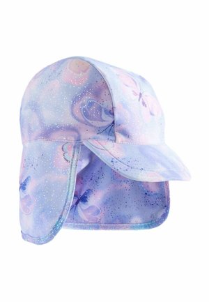 Hellblaues Cap mit Schmetterlingsmustern, glitzernden Akzenten und einem schützenden Schild, das von hinten und an den Seiten herabhängt. Weicher, glatter Stoff.