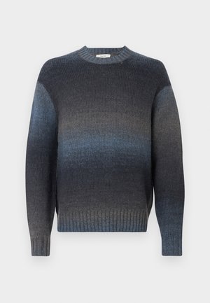 Siva srajčna majica z okroglim izrezom, narejena iz mehke pletene tkanine. Ima rebraste manšete in spodnji rob ter prehod iz temno modrih v svetlejše modre tone.