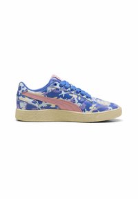 Zapatillas de deporte con patrón de camuflaje azul y acentos rosas, suela de goma texturizada y cordones redondos. Presentan un diseño de caña baja y un cuello acolchado.