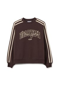 Sudadera marrón con rayas crema en los hombros y texto gráfico frontal "BROOKLYN" con una fecha de establecimiento. Tejido suave y texturizado.
