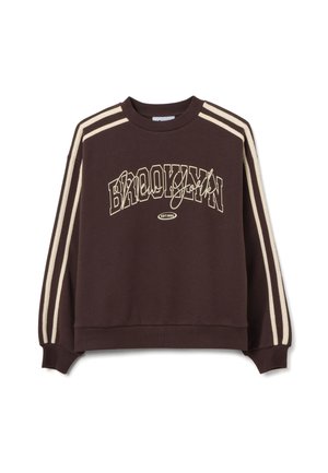 Sudadera marrón con rayas crema en los hombros y texto gráfico frontal "BROOKLYN" con una fecha de establecimiento. Tejido suave y texturizado.