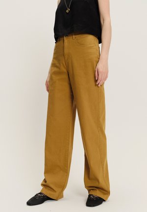 - Wide leg