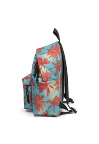 Mochila con base turquesa, con patrones de palmeras rojas. Incluye correas ajustables negras y un bolsillo lateral con cierre de cordón.