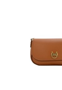 Torebka z jasnobrązowej skóry z teksturowanym wykończeniem, z hardwarem w odcieniu złota oraz charakterystycznym akcentem w kształcie podkowy na klapie. Zamek błyskawiczny.