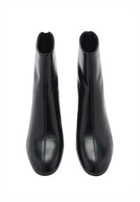Bottines en cuir noir avec une texture lisse, bout effilé et une ouverture zippée à l'arrière. Détails de couture le long des coutures.