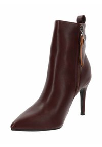 Stivale alla caviglia in pelle bordeaux con punta appuntita, zip laterale e tacco a stiletto sottile. Presenta un anello sul tallone per una facile calzata.