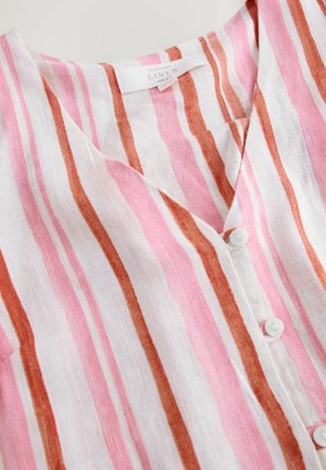 Linu blūze ar mainīgām rozā un baltām vertikālām svītrām un brūniem akcentiem, V veida izgriezumu un trim baltām pogām priekšpusē.