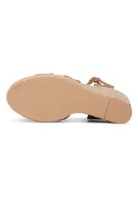 Sandalo con tacco in espadrilles con tomaia in tessuto beige, suola in giuta intrecciata e suola in gomma testurizzata per una buona aderenza.