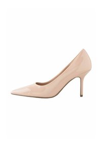 Beige lakleren pumps met een spitse neus en een slanke naaldhak, weergegeven op een witte achtergrond.