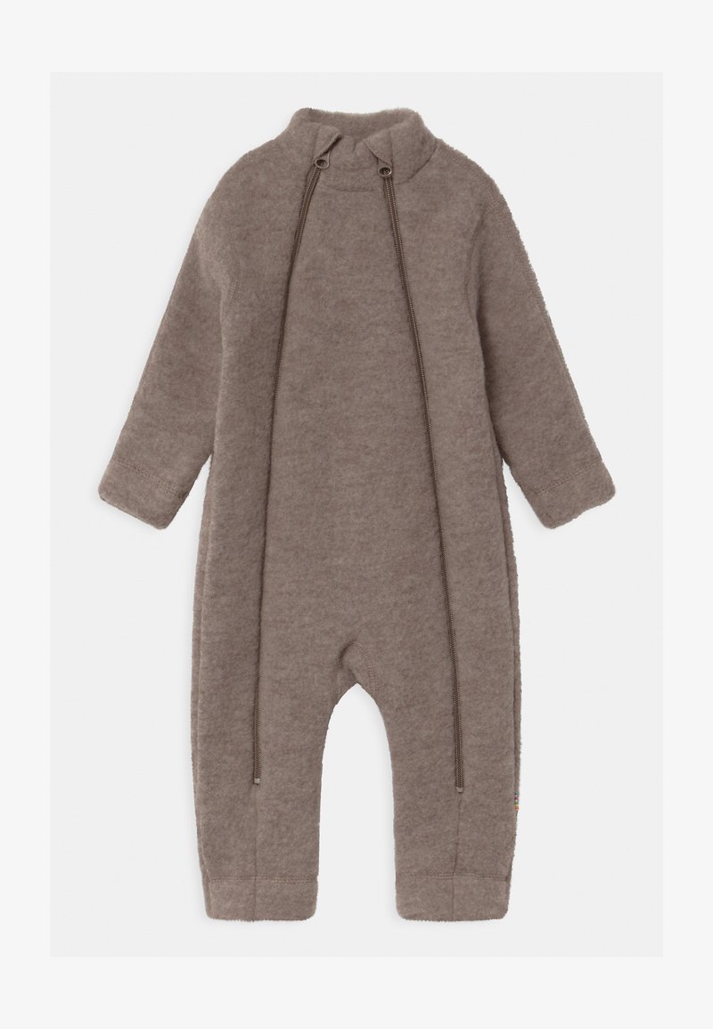 Brązowy polarowy jednoczęściowy kombinezon z długimi rękawami, wysokim kołnierzem i dwoma regulowanymi sznurkami. Posiada ściągacze na mankietach i luźny krój.