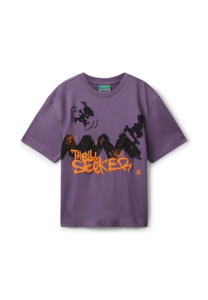 Lila Kurzarm-T-Shirt mit schwarzem Graffiti-Stil Snoopy und Woodstock sowie leuchtend orangefarbener "Thrill Seeker"-Schrift auf der Vorderseite.