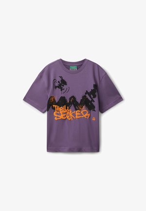 Camiseta de manga corta morada con Snoopy y Woodstock en estilo graffiti negro, y el texto "Buscador de emociones" en naranja brillante en la parte delantera.