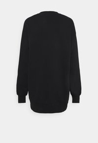 Svart sweatshirt med rund halsringning, långa ärmar och ribbade muddar. Tillverkad av ett slätt, strukturerat tyg med en lös passform och utan synliga logotyper.