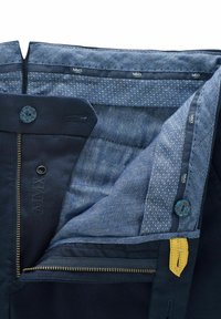 Dunkelblaue Hose mit kontrastierender Denim-Besatz, Fischgrätstruktur, Messingreißverschluss und dekorativem Knopf. Verfügt über Nähte und Etikettendetails.