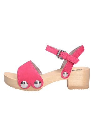 Damen Sandale mit offenem Zehenbereich, rosa Wildlederriemen, silbernen Rundnieten, hölzernem Blockabsatz und verstellbarem Schnallen-Riemen am Knöchel.