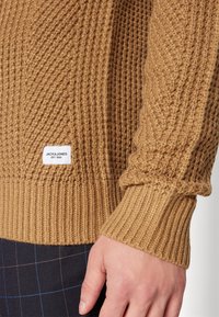 Jack & Jones JJSTANDFORD CREW NECK - Jersey de punto - otter