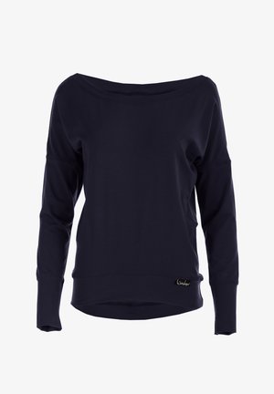 Mornarsko modra majica s kapuco z odkritimi rameni, dolgimi rokavi, teksturirano tkanino in majhno blagovno oznako na spodnjem levem robu.