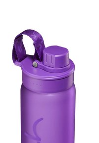 Lila Wasserflasche mit strukturierter, matter Oberfläche, einer geschwungenen Oberseite, einem Schraubverschluss und einem lila Tragegurt für bequemes Tragen.