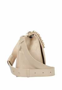 Borsa a spalla in ecopelle beige con superficie testurizzata, caratterizzata da dettagli in catena dorata e un manico rimovibile per un uso versatile.