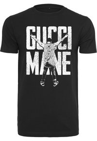 Camiseta de algodón negra con un estampado gráfico de una figura con los brazos extendidos, texto que dice "GUCCI MANE" y un diseño de jersey estampado.
